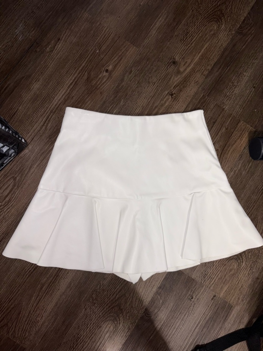 entro White Flounced Hem Skort